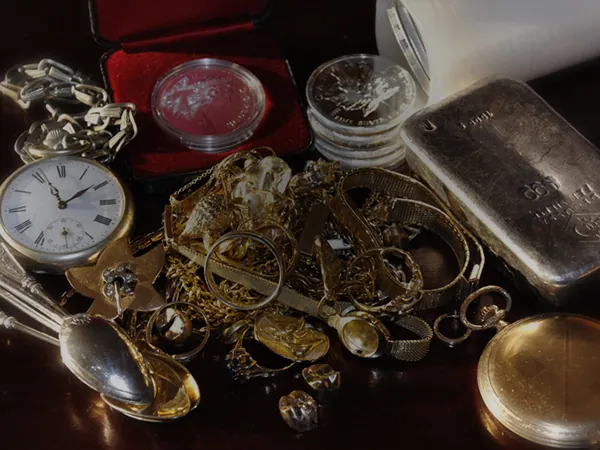 Goldschmuck, Taschenuhr und Silberbarren beim Goldankauf in Hannover