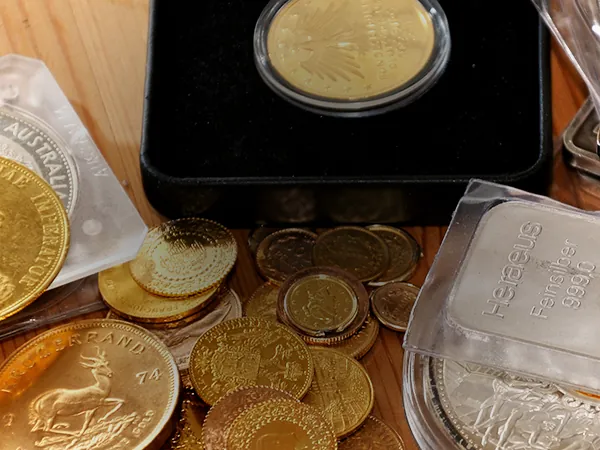 Goldmünzen und Silberbarren beim Münzankauf in Hannover