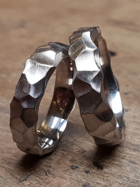 Neue Eheringe aus Weißgold, hergestellt aus Altgold