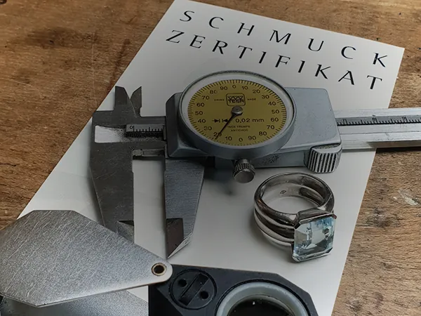 Messschieber, Lupe und Schmuckzertifikat für die Schmuckbewertung